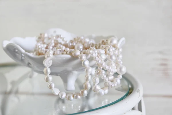 Alta immagine chiave di collana di perle bianche sul tavolo d'epoca. focus selettivo — Foto Stock