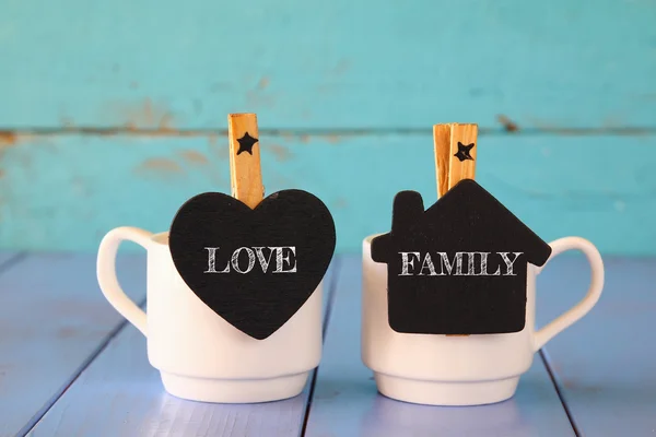 Un par de tazas de café y pizarras con las palabras: AMOR, FAMILIA . —  Fotos de Stock