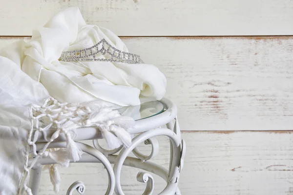 Immagine di collana di perle bianche e diamante tiara sul tavolo d'epoca. focus selettivo — Foto Stock