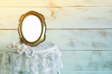 Antika boş vintage tarzı çerçeve ve zarif masada beyaz inci. Fotoğraf koymak hazır şablon. Filtre vintage