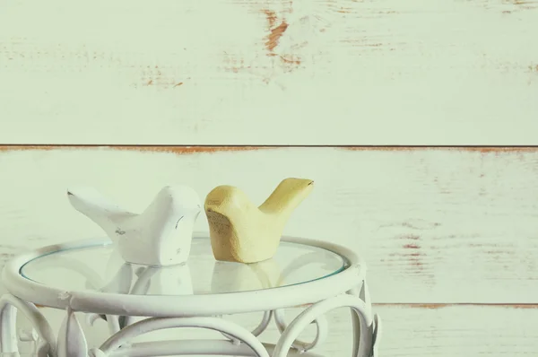 Par de pássaros de decoração de madeira na mesa vintage. vintage filtrado — Fotografia de Stock