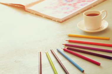 stres için kitap eğilim boyama yetişkin. Üstten Görünüm. seçici odak