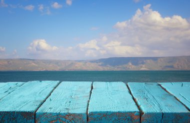 ahşap güverte göl manzara önünde. ürün görüntüleme için hazır