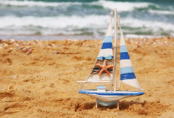 Veleiro na areia do mar — Fotografia de Stock