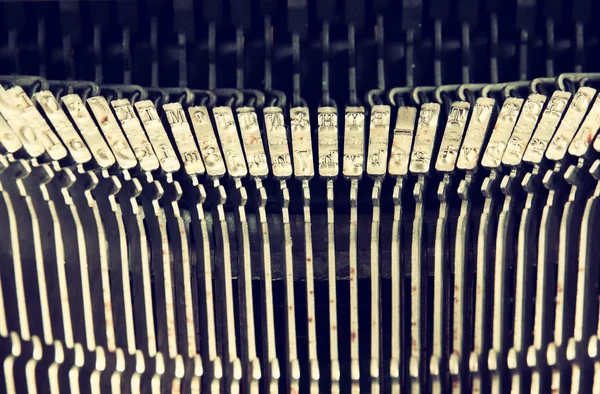 Закрыть изображение клавиш металлической пишущей машинки — стоковое фото
