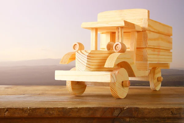 Staré dřevěné autíčko — Stock fotografie