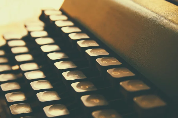 Image rapprochée des touches de la machine à écrire. vintage filtré. focus sélectif — Photo
