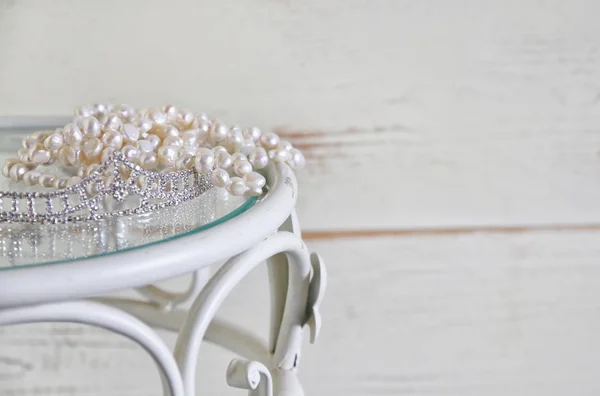 ビンテージ テーブルの上の白い真珠ネックレス、ダイヤモンド ティアラの高画像 — ストック写真