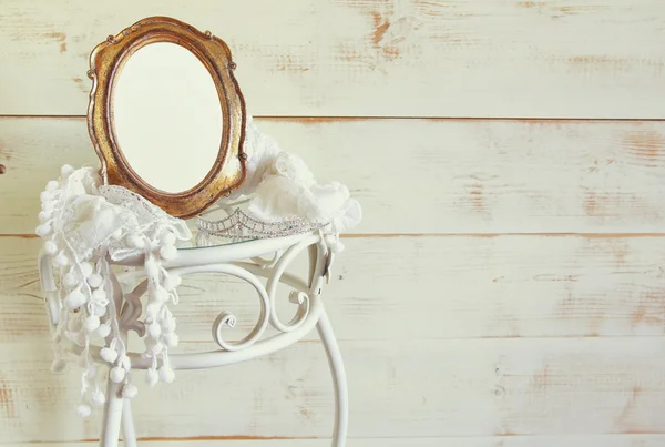 Moldura em branco antigo estilo vintage e tiara na mesa elegante. modelo, pronto para colocar a fotografia. vintage filtrado — Fotografia de Stock