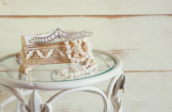 Immagine di collana di perle bianche e diamante tiara sul tavolo d'epoca. vintage filtrato. focus selettivo — Foto Stock