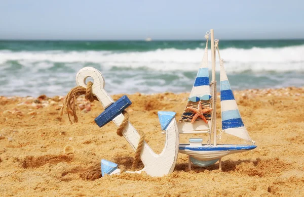 Estrela-do-mar, veleiro na areia do mar e horizonte oceânico — Fotografia de Stock