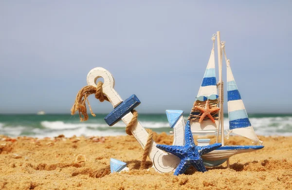 Starfish, sailboat on sea sand and ocean horizon — Stock Photo, Image