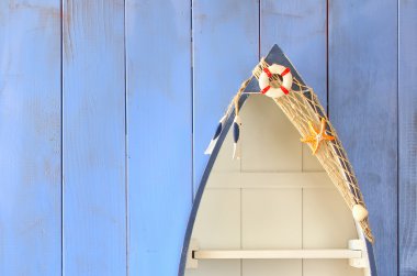 Deniz tekne şekli üzerinde ahşap masa temizleyelim. Ürün görüntü arka plan, filtre vintage