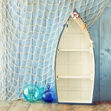 Deniz tekne şekli üzerinde ahşap masa temizleyelim. Ürün görüntü arka plan, filtre vintage