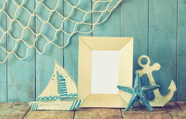 boş frameon ahşap masa yanında deniz yaşam tarzı nesneler. Filtre vintage