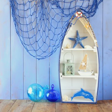 Deniz tekne şekli raf ve ahşap masa nesnelerde deniz yaşam tarzı. Filtre vintage