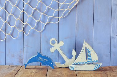 Deniz yaşam tarzı ahşap masa nesnelerde. Filtre vintage