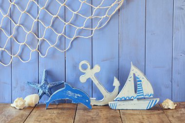 Deniz yaşam tarzı ahşap masa nesnelerde. Filtre vintage