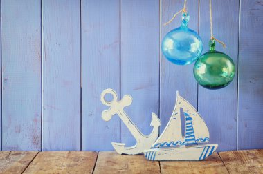 Deniz yaşam tarzı ahşap masa nesnelerde. Filtre vintage