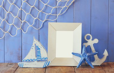 boş frameon ahşap masa yanında deniz yaşam tarzı nesneler. Filtre vintage