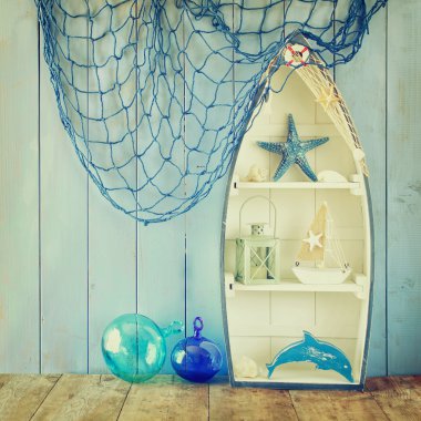 Deniz tekne şekli raf ve ahşap masa nesnelerde deniz yaşam tarzı. Filtre vintage