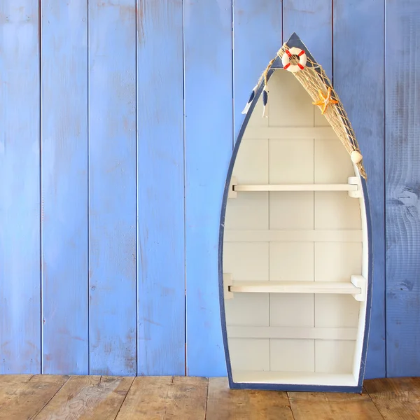Nautische boot vorm rekken op houten tafel. product weergave achtergrond, vintage gefilterd — Stockfoto
