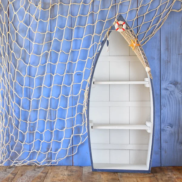 Mensole a forma di barca nautica su tavolo in legno. sfondo del display del prodotto, vintage filtrato — Foto Stock