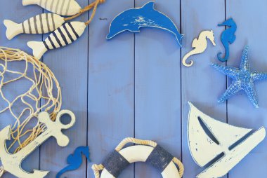 ahşap masa üzerinde deniz yaşam tarzı nesnelerinin Üstten Görünüm