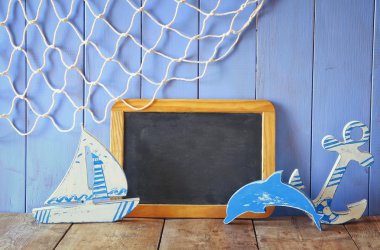 Deniz yaşam tarzı nesneleri ve boş yazı tahtası ahşap masa üzerinde