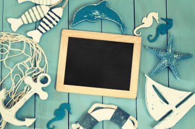 ahşap masa üzerinde üstten görünüm deniz yaşam tarzı nesneleri ve boş yazı tahtası. Filtre vintage