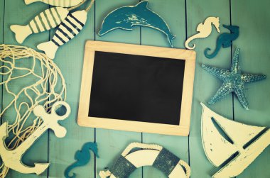 ahşap masa üzerinde üstten görünüm deniz yaşam tarzı nesneleri ve boş yazı tahtası. Filtre vintage