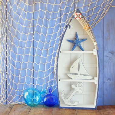 Deniz tekne şekli raf ve ahşap masa nesnelerde deniz yaşam tarzı. Filtre vintage