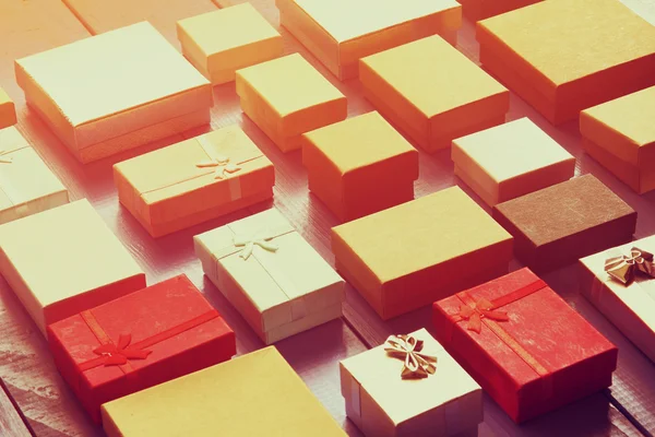 Draufsicht auf verschiedene Geschenkboxen. Jahrgang gefiltert — Stockfoto