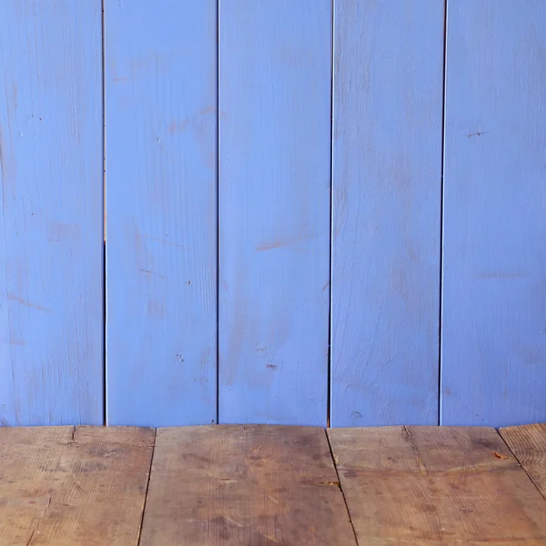 Table en bois devant fond bleu en bois. fond d'affichage du produit — Photo