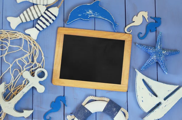 ahşap masa üzerinde üstten görünüm deniz yaşam tarzı nesneleri ve boş yazı tahtası. Filtre vintage