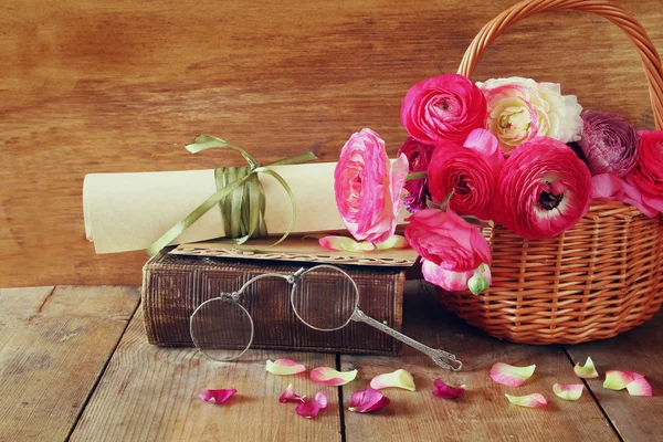 Livro velho e copos ao lado de belas flores de campo na mesa de madeira. vintage filtrado — Fotografia de Stock