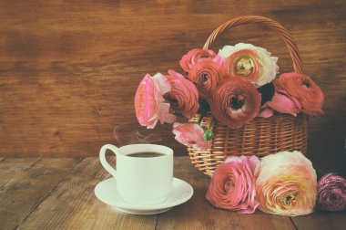 görüntü güzel çiçek fincan kahve yanında. Filtre vintage