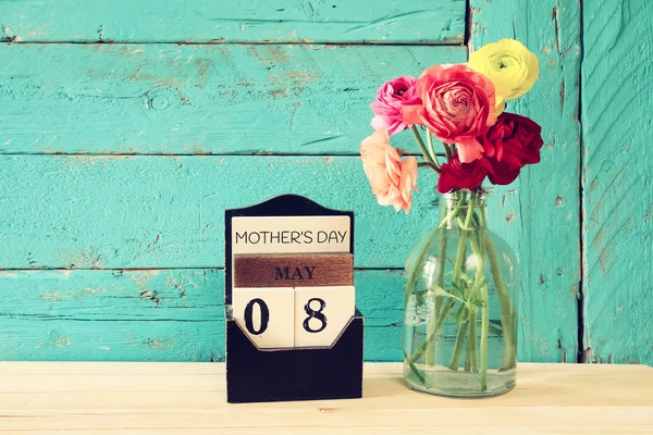 Цветы рядом с календарем. happy mother 's day concept — стоковое фото