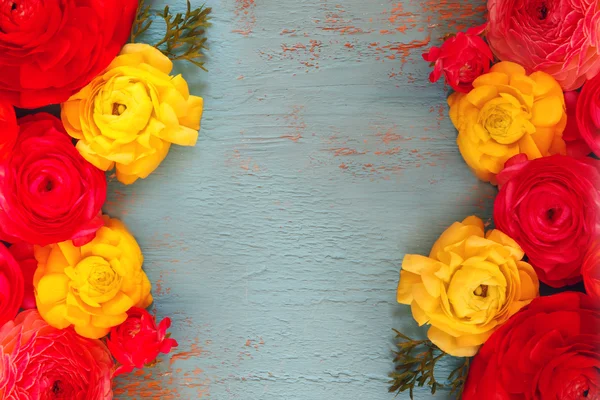 Bovenaanzicht van de kleurrijke Lentebloemen op blauwe houten achtergrond. Vintage gefilterd — Stockfoto