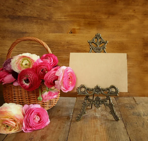 Flores de color rosa en la cesta junto a la tarjeta vacía. concepto del día de la madre —  Fotos de Stock