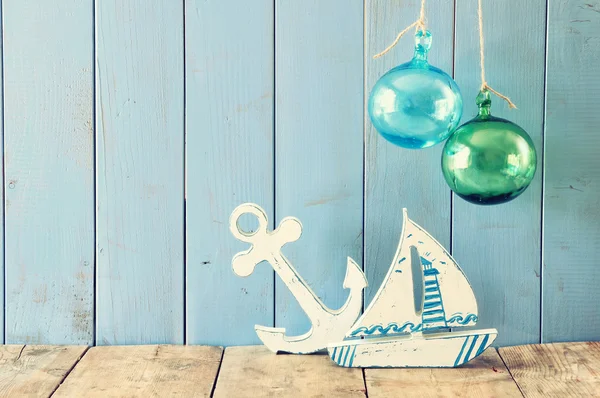 Deniz yaşam tarzı ahşap masa nesnelerde. Filtre vintage