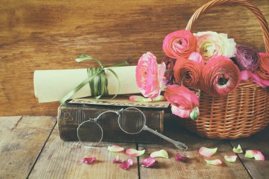 Eski kitap ve gözlükler. 