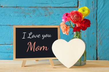 çiçekler yanındaki yazı tahtası