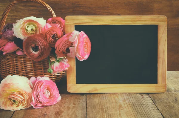 çiçekler yanındaki boş yazı tahtası