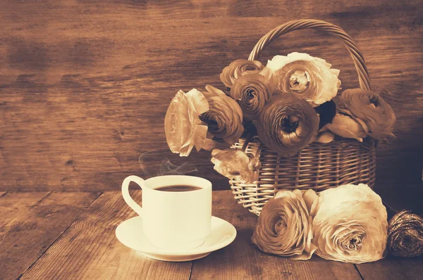 Hermosas flores junto a la taza de café — Foto de Stock