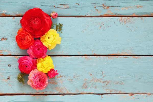 Bunte Blumen auf hölzernem Hintergrund — Stockfoto