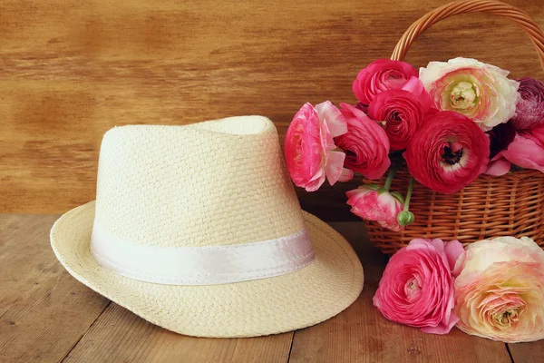 Flores ao lado do chapéu fedora — Fotografia de Stock