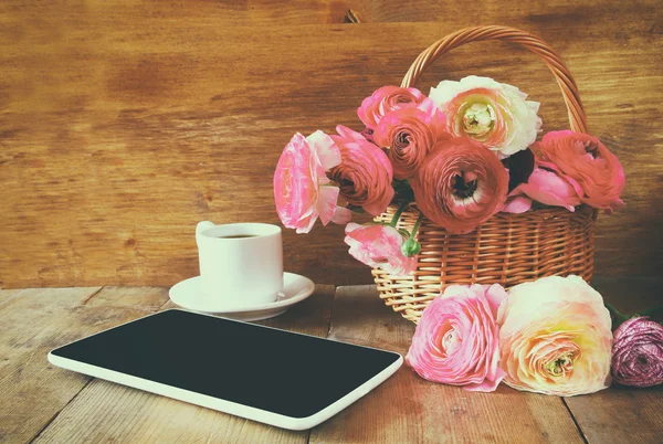 Taza de café junto a la tableta y flores — Foto de Stock