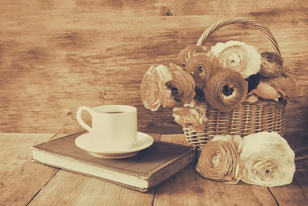 Taza de café al lado del libro viejo — Foto de Stock