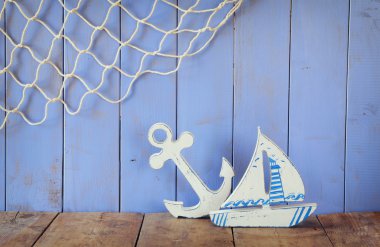 Deniz yaşam tarzı ahşap masa nesnelerde. Filtre vintage.